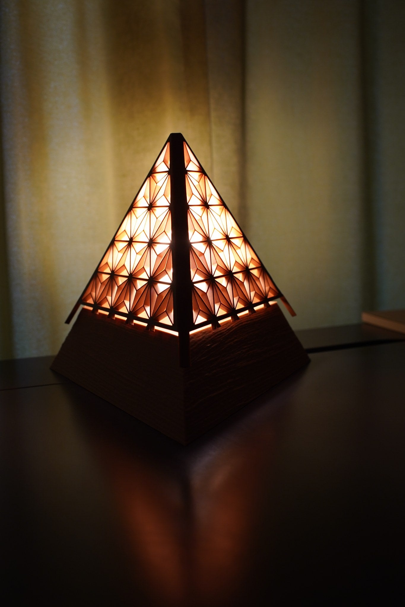 Kumiko.Tetra dekoratif masa lambası - piramit form, sıcak ışık, önden görünüm