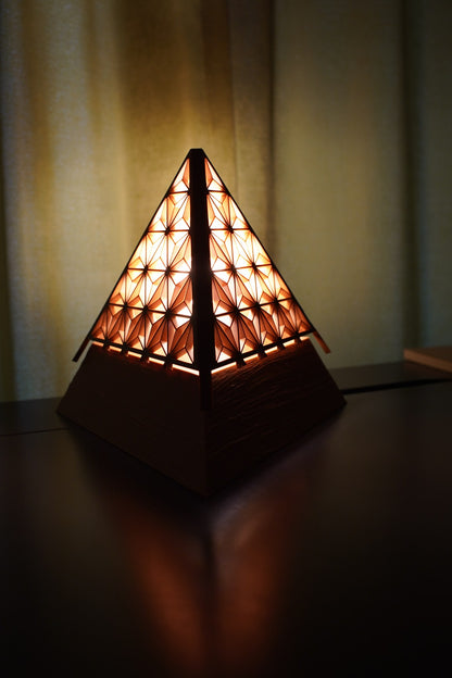 Kumiko.Tetra dekoratif masa lambası - piramit form, sıcak ışık, önden görünüm